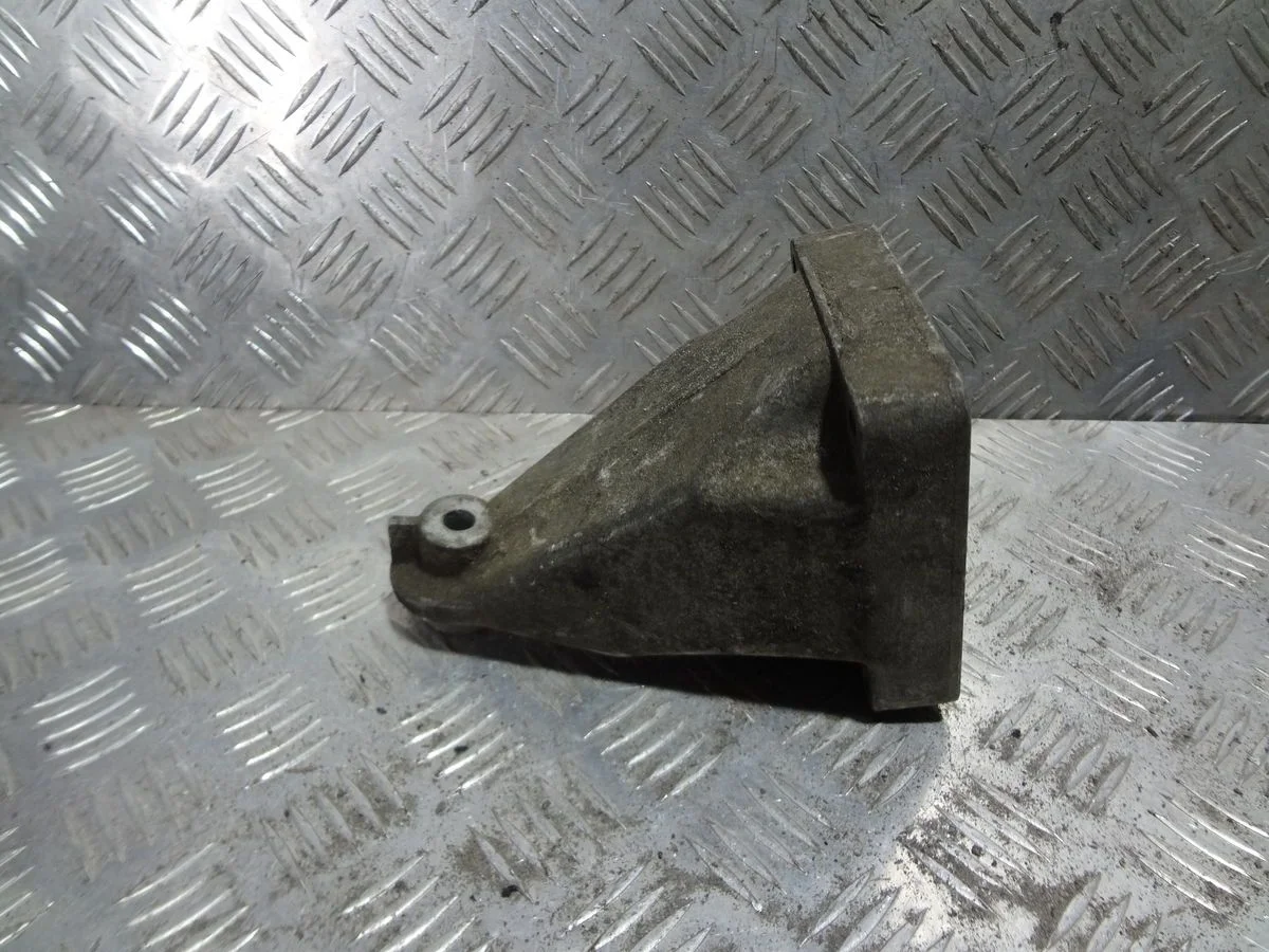 Кронштейн двигателя правый Mercedes-Benz CLK-класс C209/A209 (2002—2005)