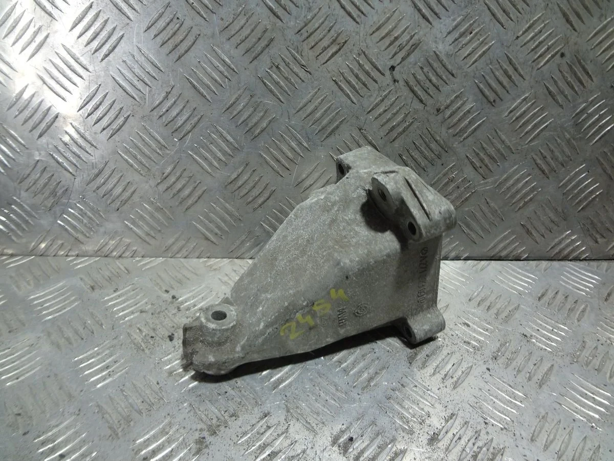 Кронштейн двигателя левый Mercedes-Benz CLK-класс C209/A209 (2002—2005)