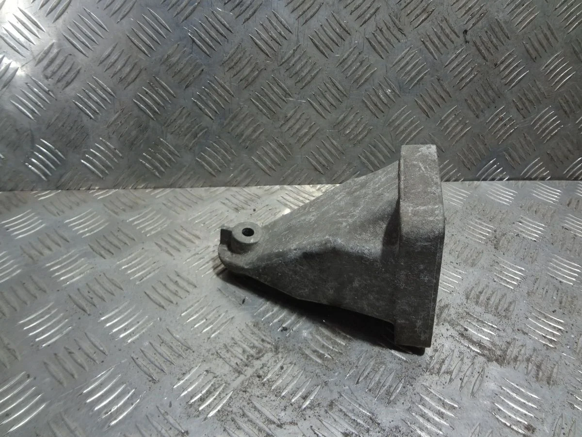 Кронштейн двигателя правый Mercedes-Benz CLK-класс C209/A209 (2002—2005)