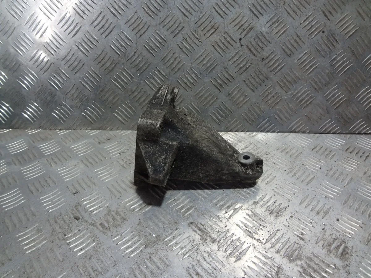 Кронштейн двигателя левый Mercedes-Benz CLK-класс C209/A209 (2002—2005)