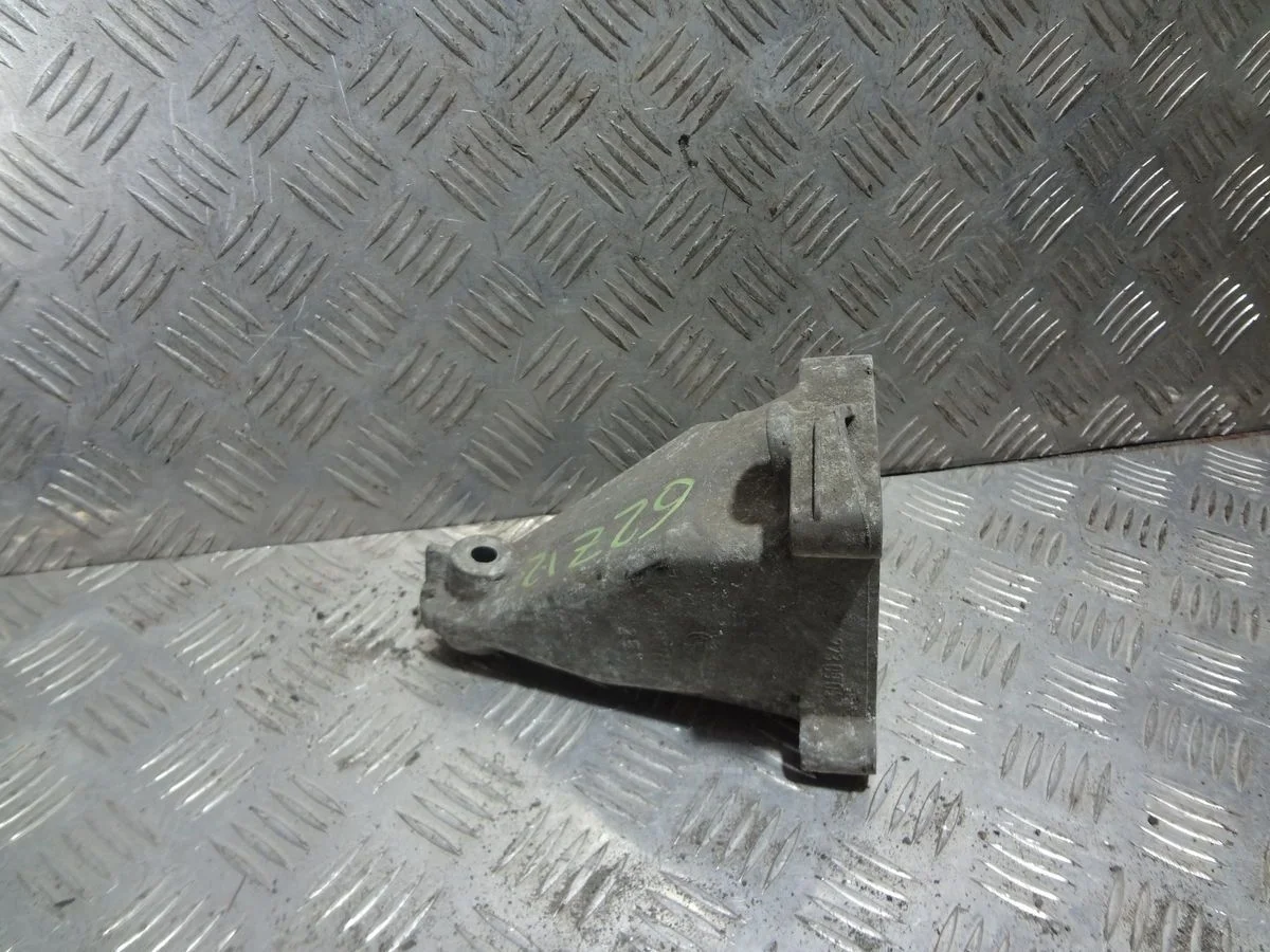 Кронштейн двигателя левый Mercedes-Benz C-класс W203/S203/CL203 (2000—2004)