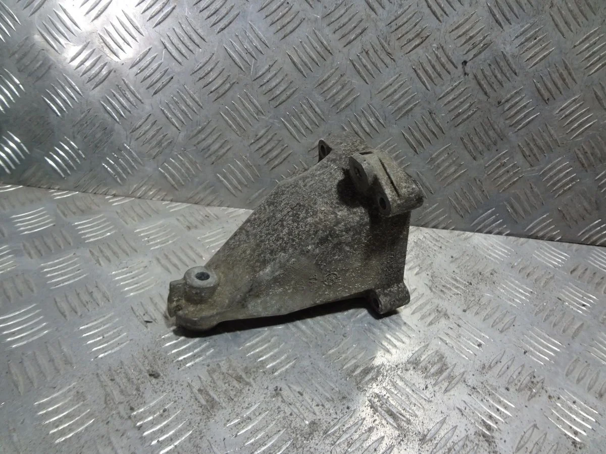 Кронштейн двигателя левый Mercedes-Benz CLK-класс C209/A209 (2002—2005)