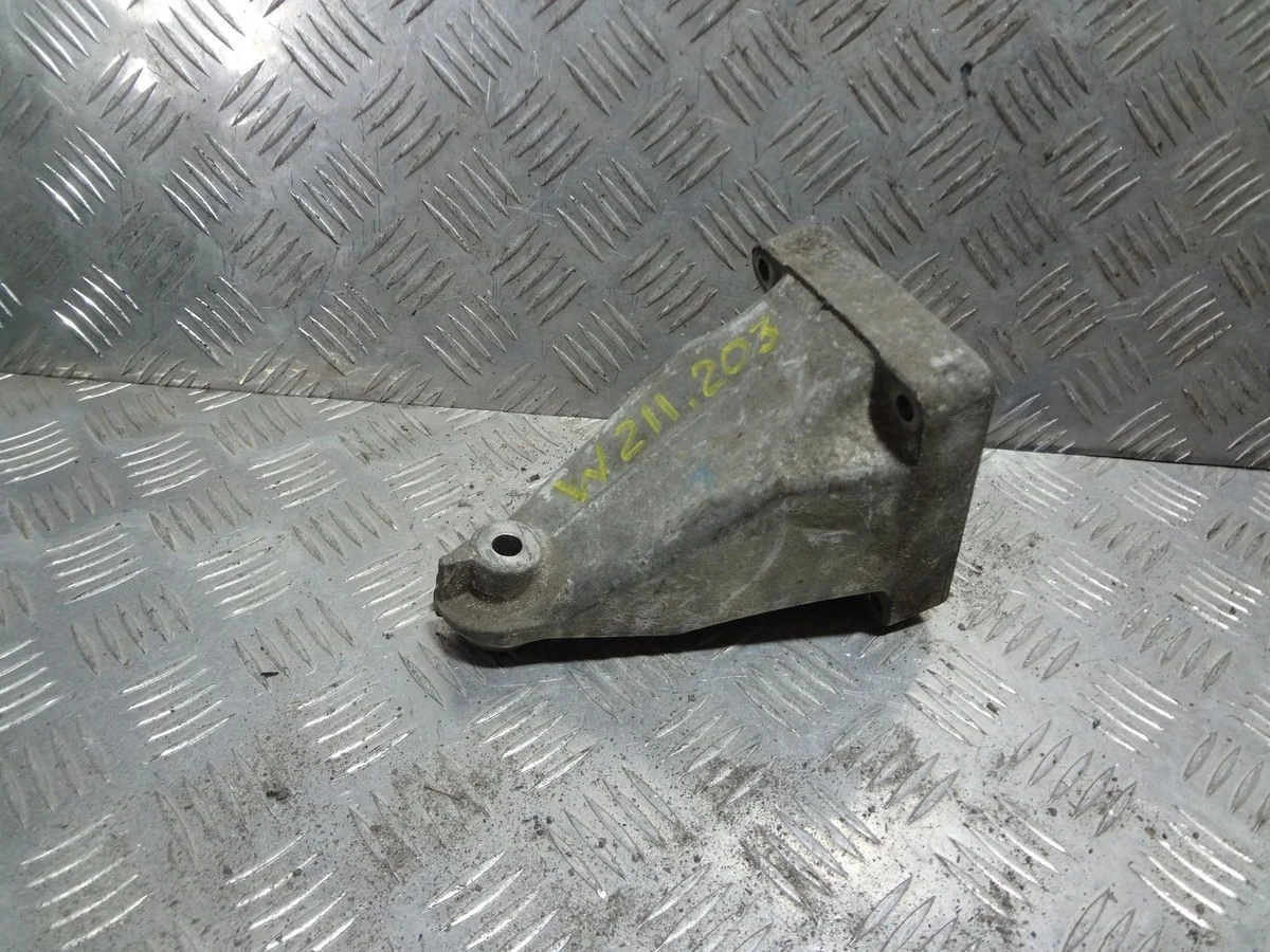 Кронштейн двигателя правый Mercedes-Benz CLK-класс C209/A209 (2002—2005)