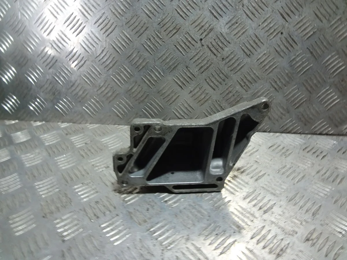 Кронштейн двигателя левый Mercedes-Benz S-класс W220 (1998—2005)