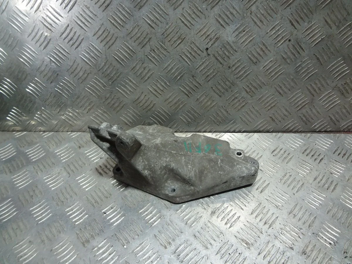 Кронштейн двигателя левый Mercedes-Benz E-класс W212/S212/C207/A207 (2009—2013)