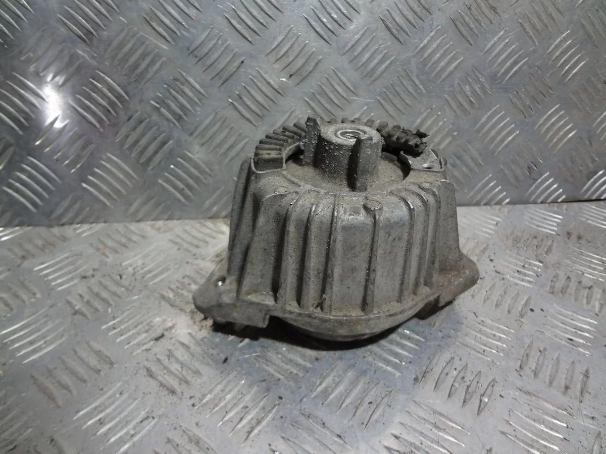 Опора двигателя правая Mercedes-Benz E-класс W212/S212/C207/A207 рестайлинг (2013—2016)