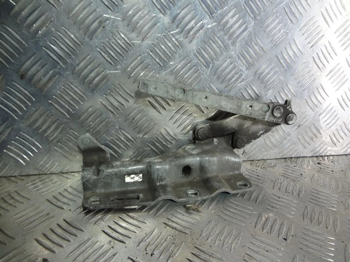 Петля капота левая Mercedes-Benz C-класс W203/S203/CL203 (2000—2004)