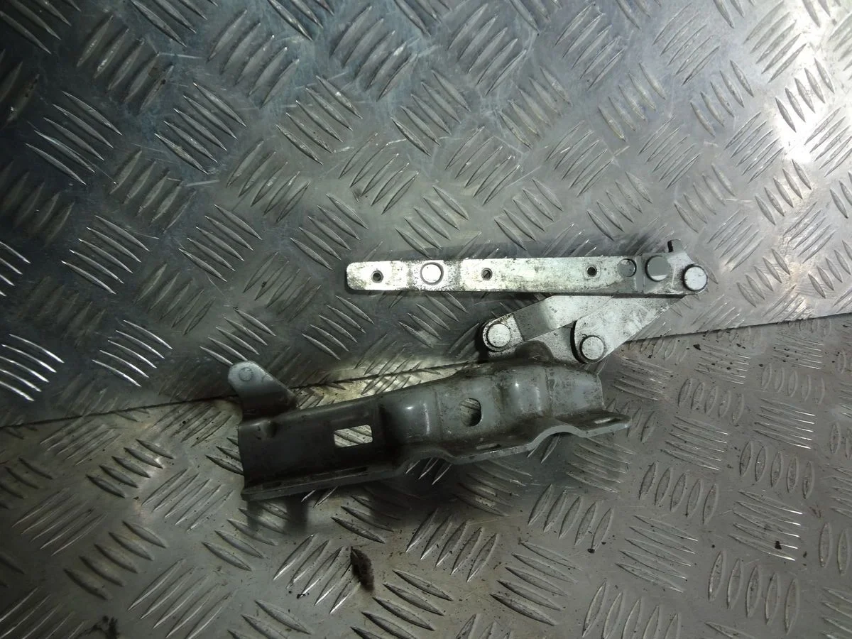 Петля капота левая Mercedes-Benz CLK-класс C209/A209 (2002—2005)