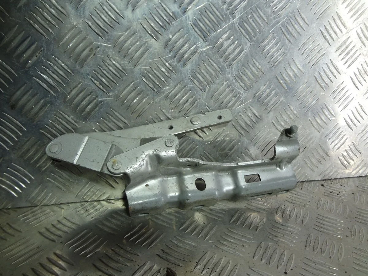 Петля капота левая Mercedes-Benz CLK-класс C209/A209 (2002—2005)