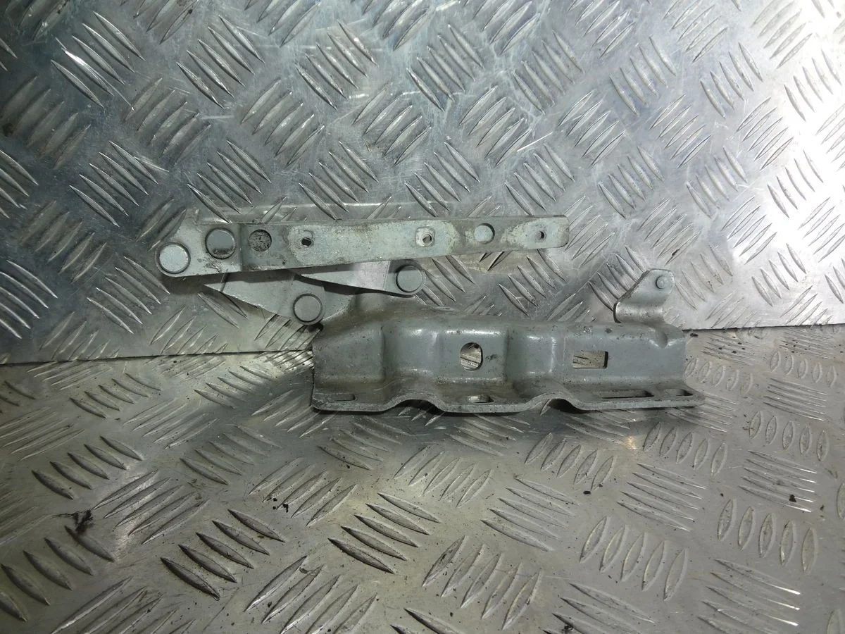 Петля капота правая Mercedes-Benz CLK-класс C209/A209 (2002—2005)