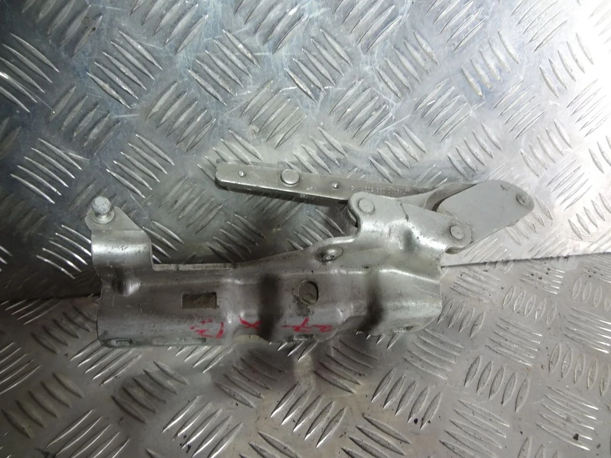 Петля капота правая Mercedes-Benz CLK-класс C209/A209 (2002—2005)