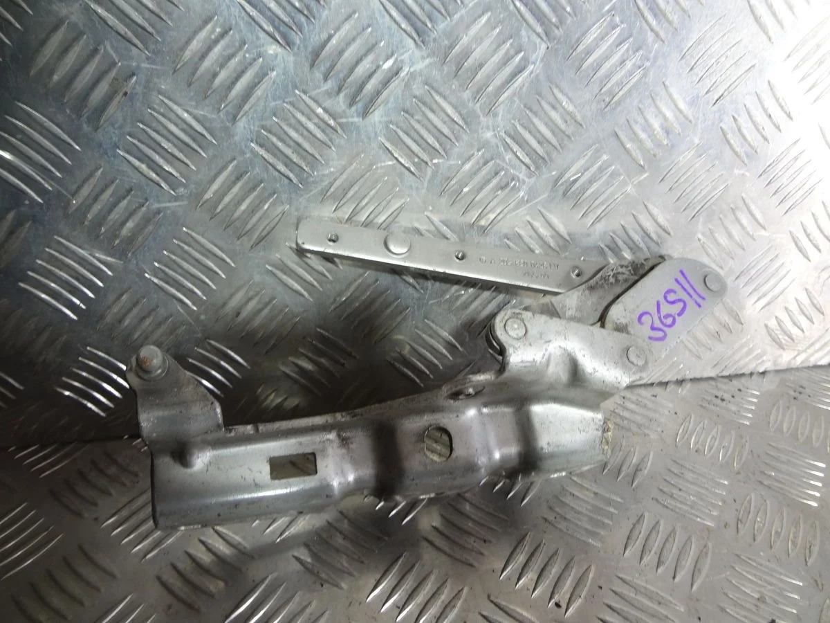 Петля капота правая Mercedes-Benz CLK-класс C209/A209 (2002—2005)