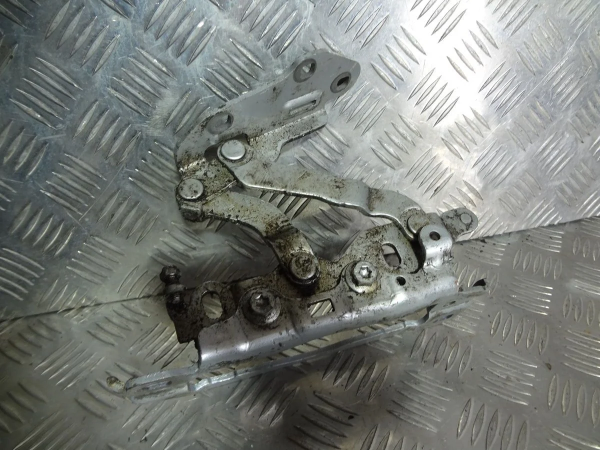 Петля капота левая Mercedes-Benz C-класс W204/S204 (2006—2011)