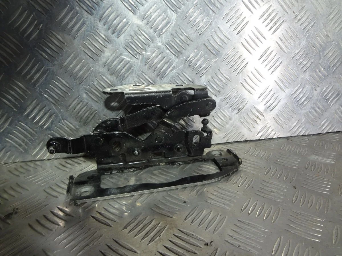 Петля капота левая Mercedes-Benz C-класс W204/S204 (2006—2011)