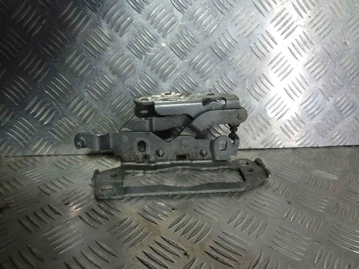 Петля капота левая Mercedes-Benz C-класс W204/S204 (2006—2011)