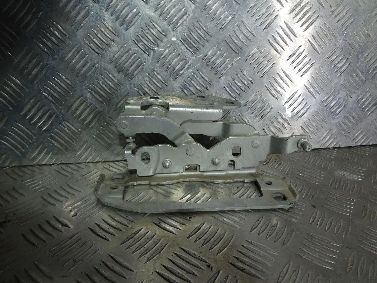Петля капота правая Mercedes-Benz C-класс AMG W204/S204/С204 (2007—2011)
