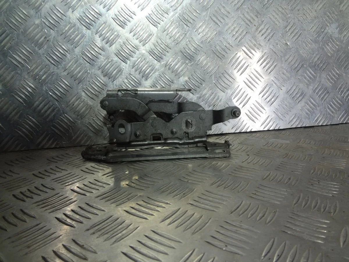 Петля капота правая Mercedes-Benz C-класс W204/S204 (2006—2011)