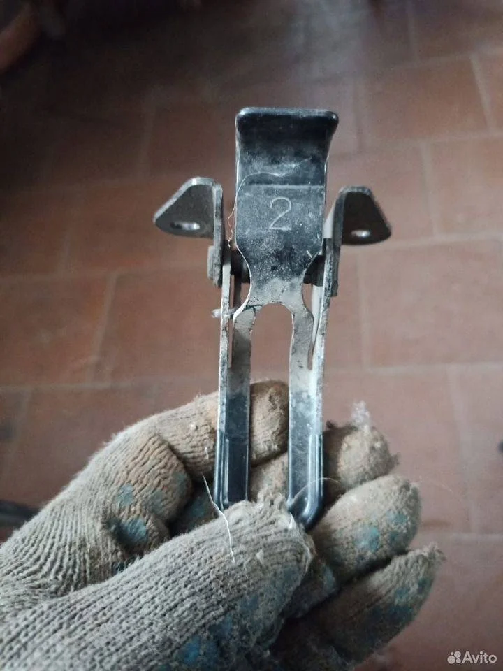 Крючок капота Toyota Land Cruiser 200 (2007—2012)