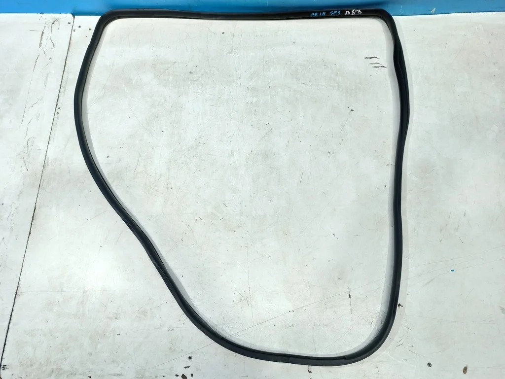 уплотнитель дверного проема Kia Sportage 3 2010-2014  17.08.2011