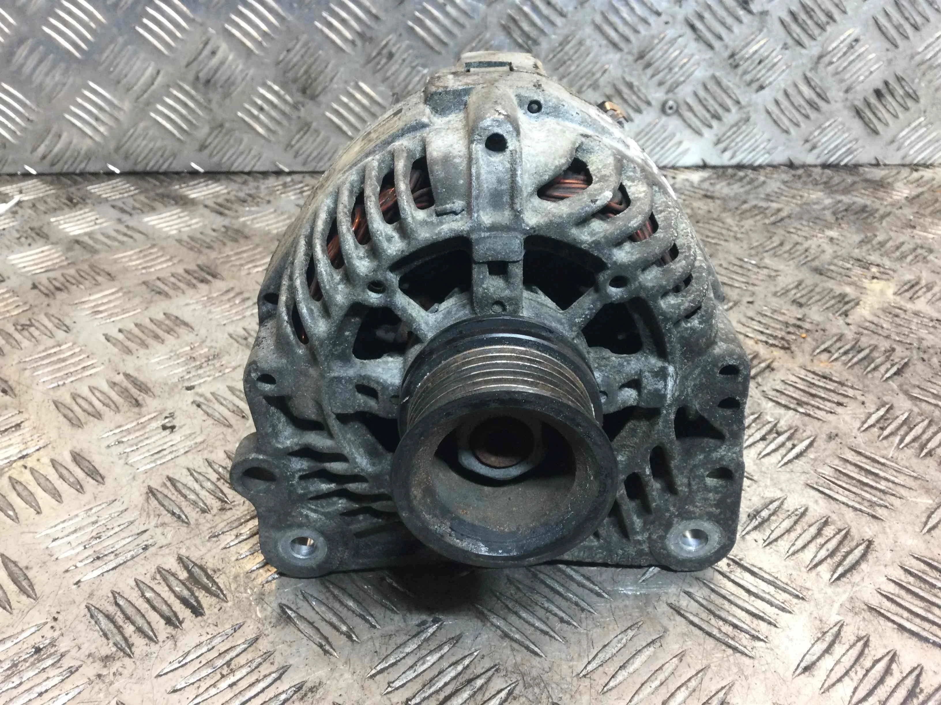 Генератор Volkswagen Polo 2 поколение [рестайлинг] (1990-1994) бензин 1.4 i Механика Х/б