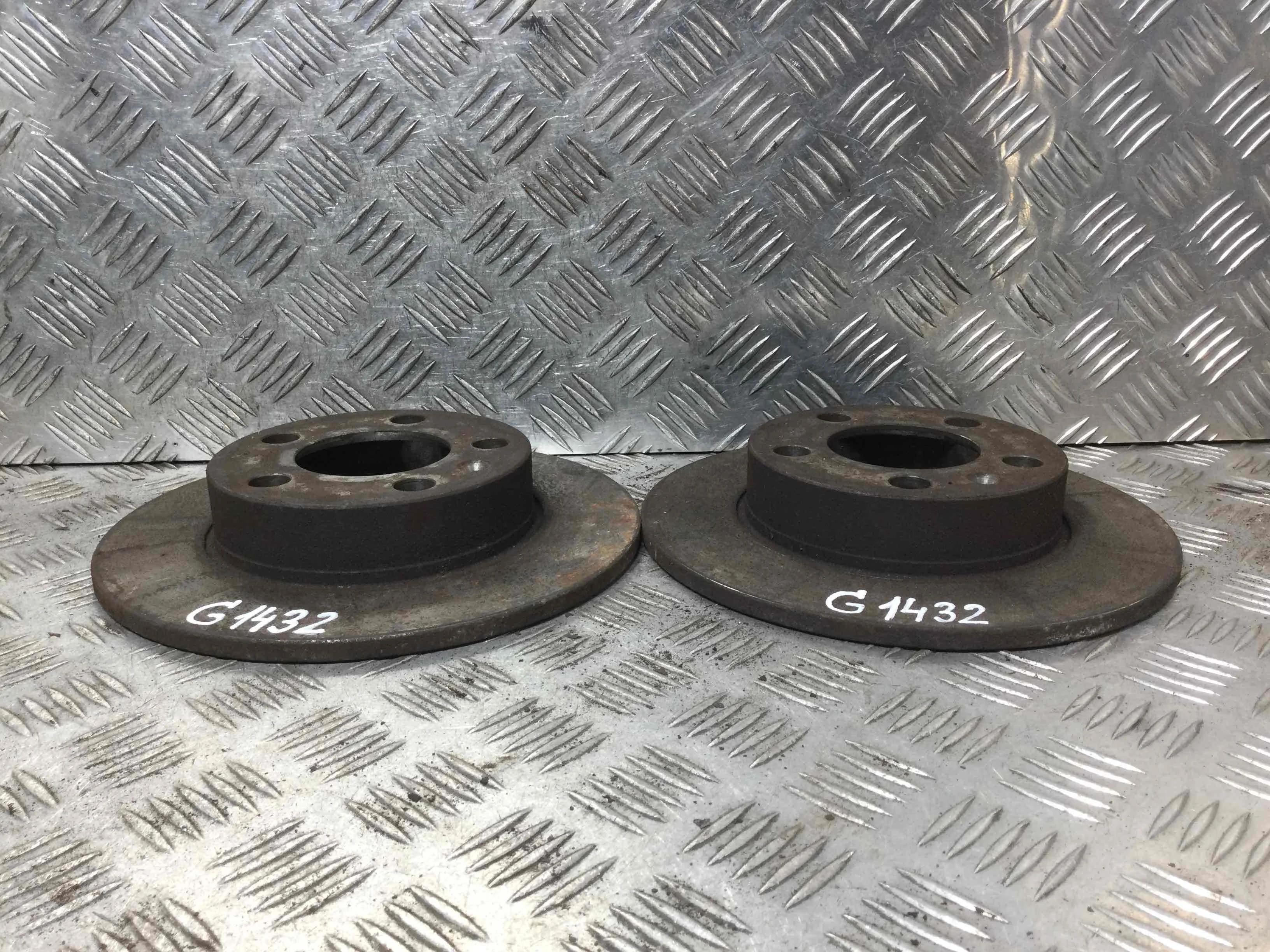 Диск тормозной задний Volkswagen Golf 4 поколение (1997-2004) бензин 1.6 i Механика Х/б