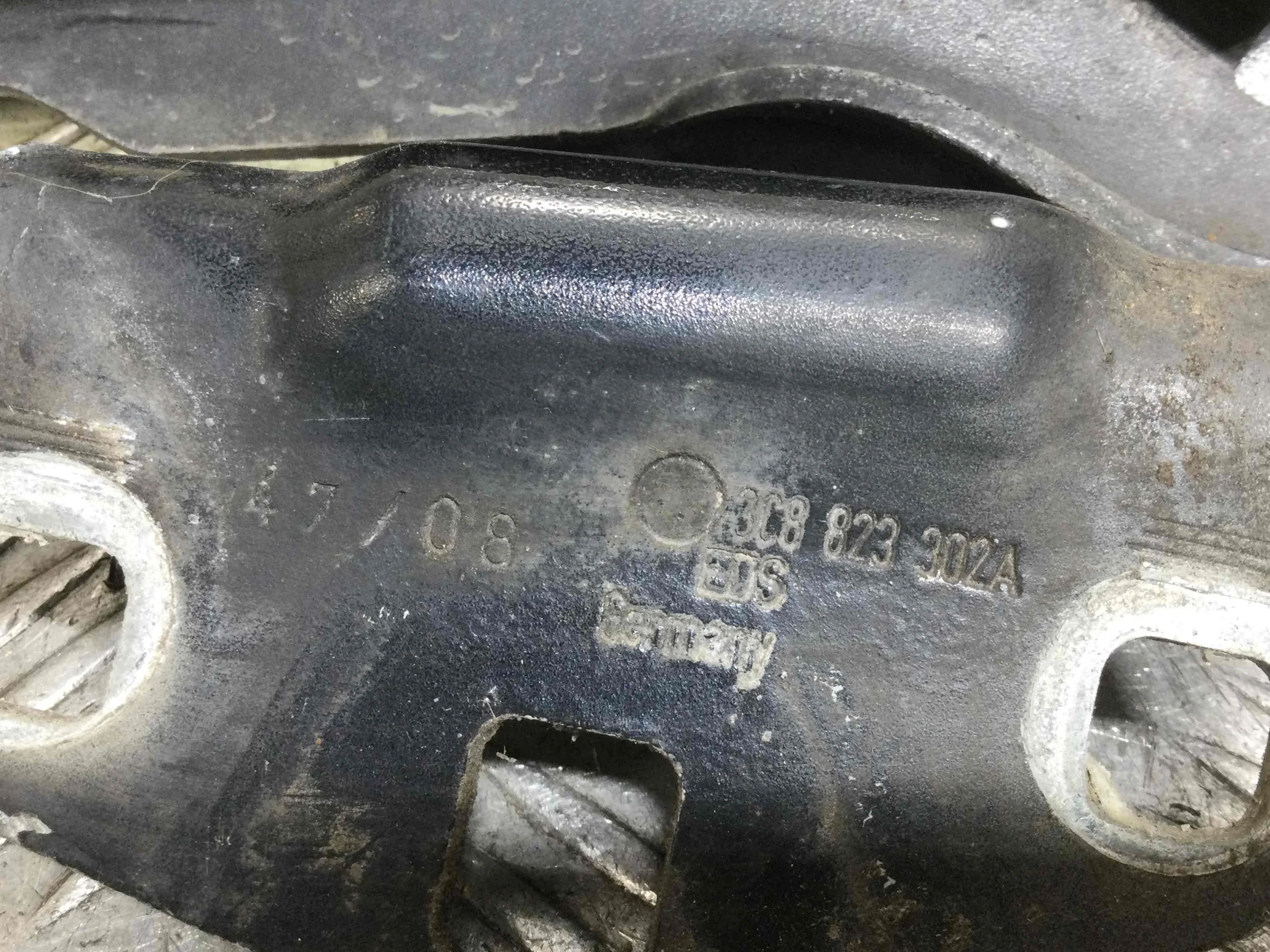 Петля капота правая Volkswagen Passat CC 1 поколение (2008-2012) дизель 2.0 TDI Механика Седан