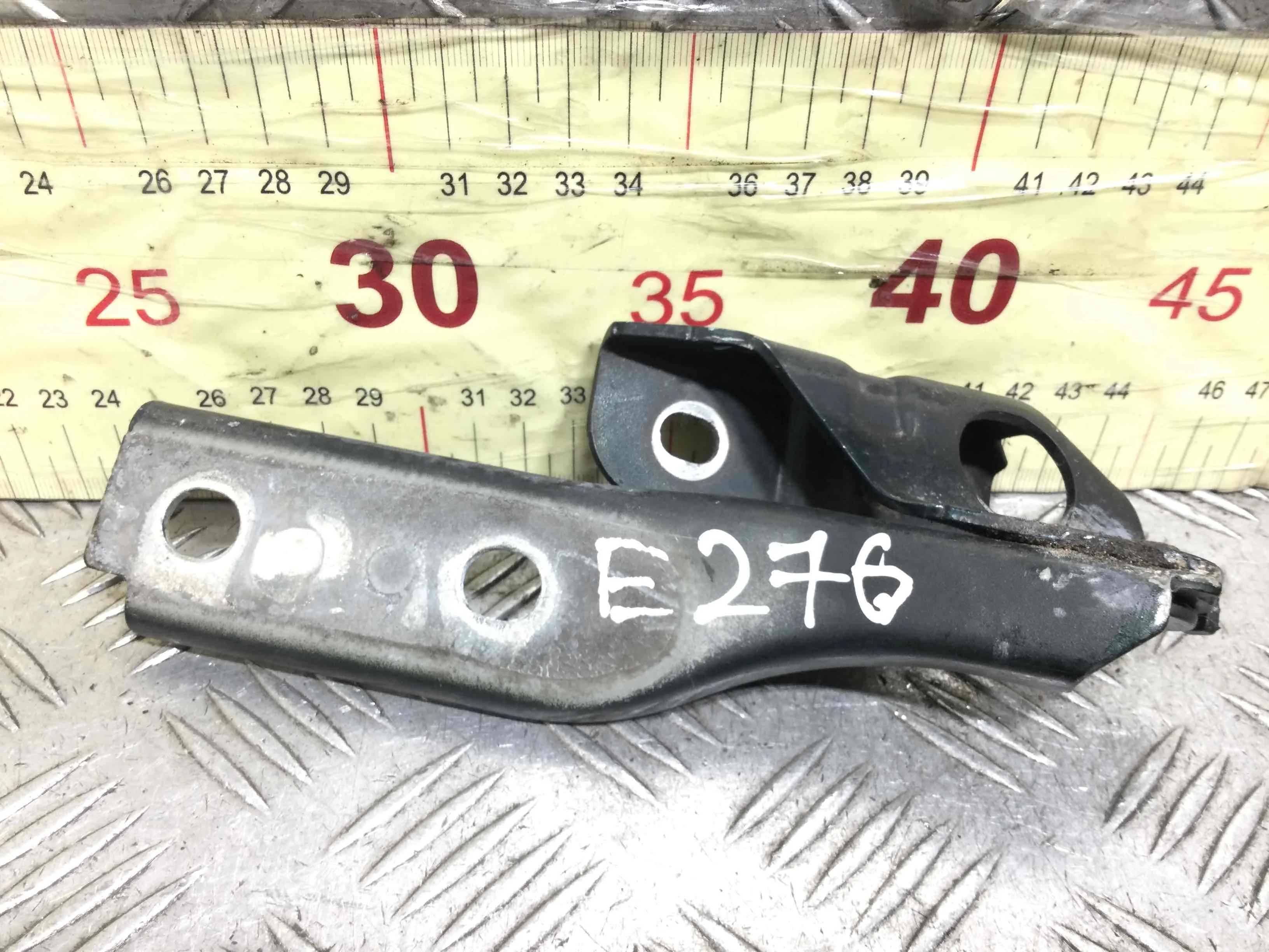 Петля капота правая Audi A3 8P/8PA [2-й рестайлинг] (2008-2013) дизель 2.0 TDI Автомат 5-дв, х/б