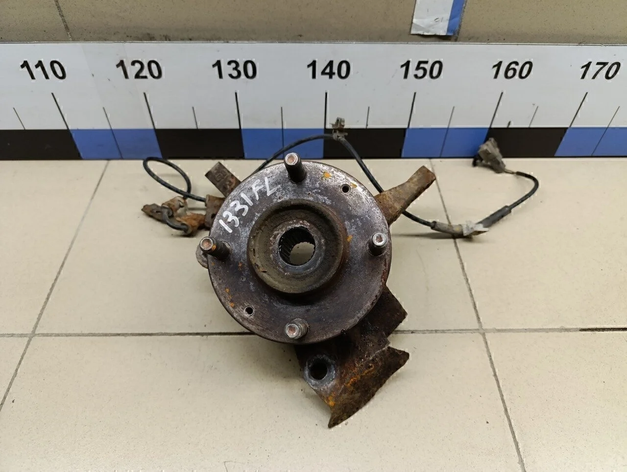 Кулак поворотный передний левый Matrix 2001-2010