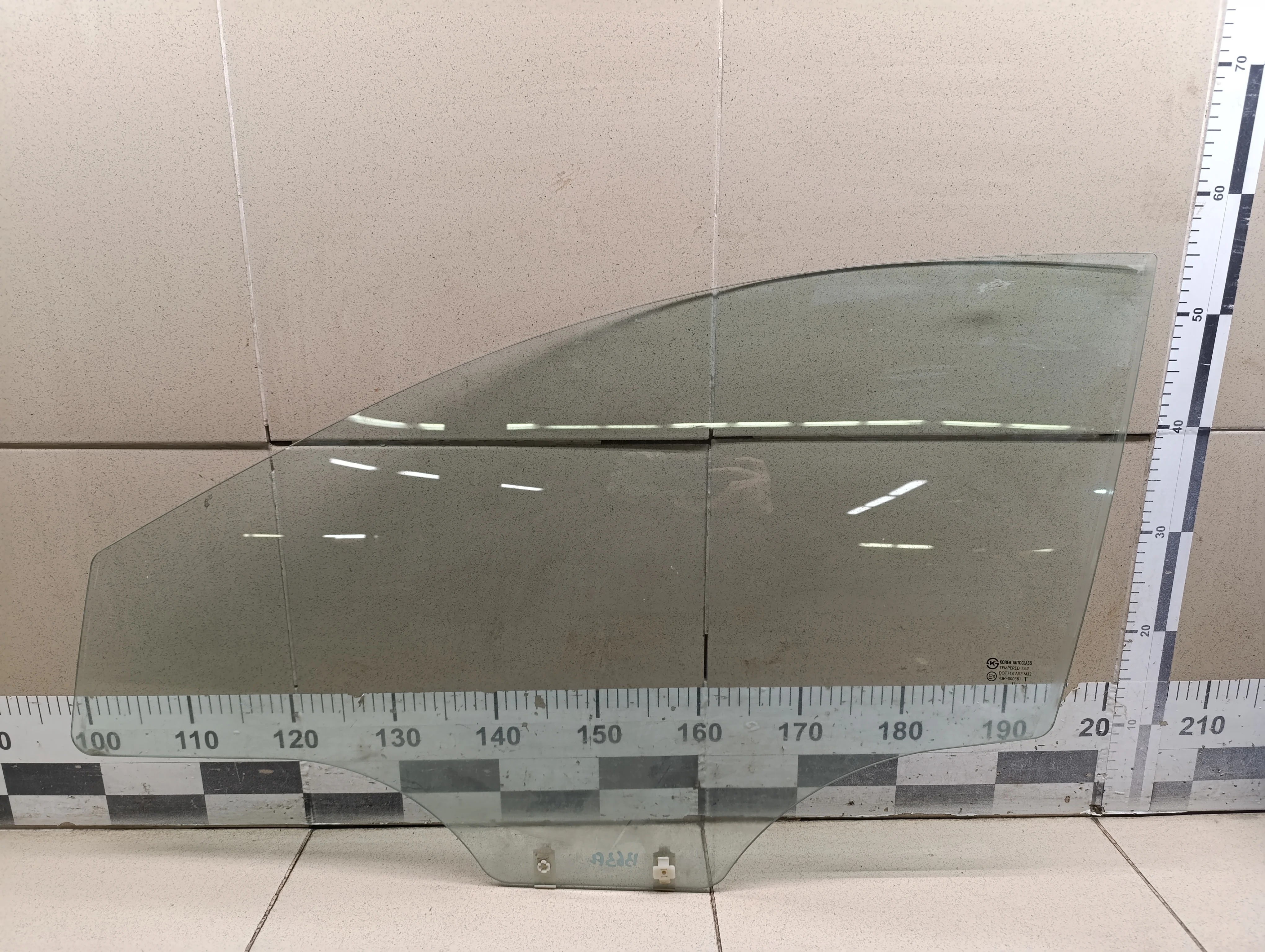 Стекло двери передней левой Solaris 2010-2017