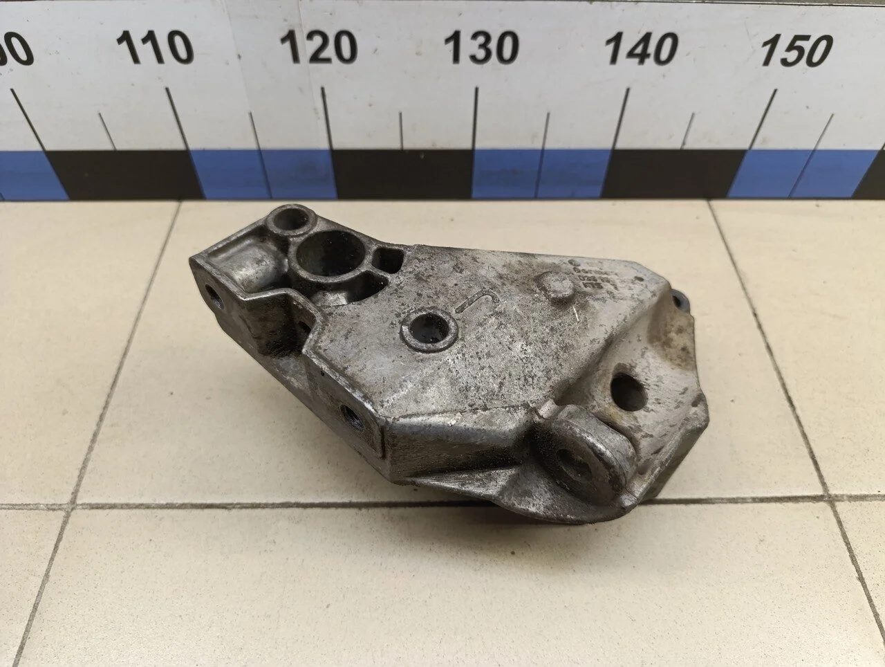 Кронштейн двигателя правый A3 (8L1) 1996-2003