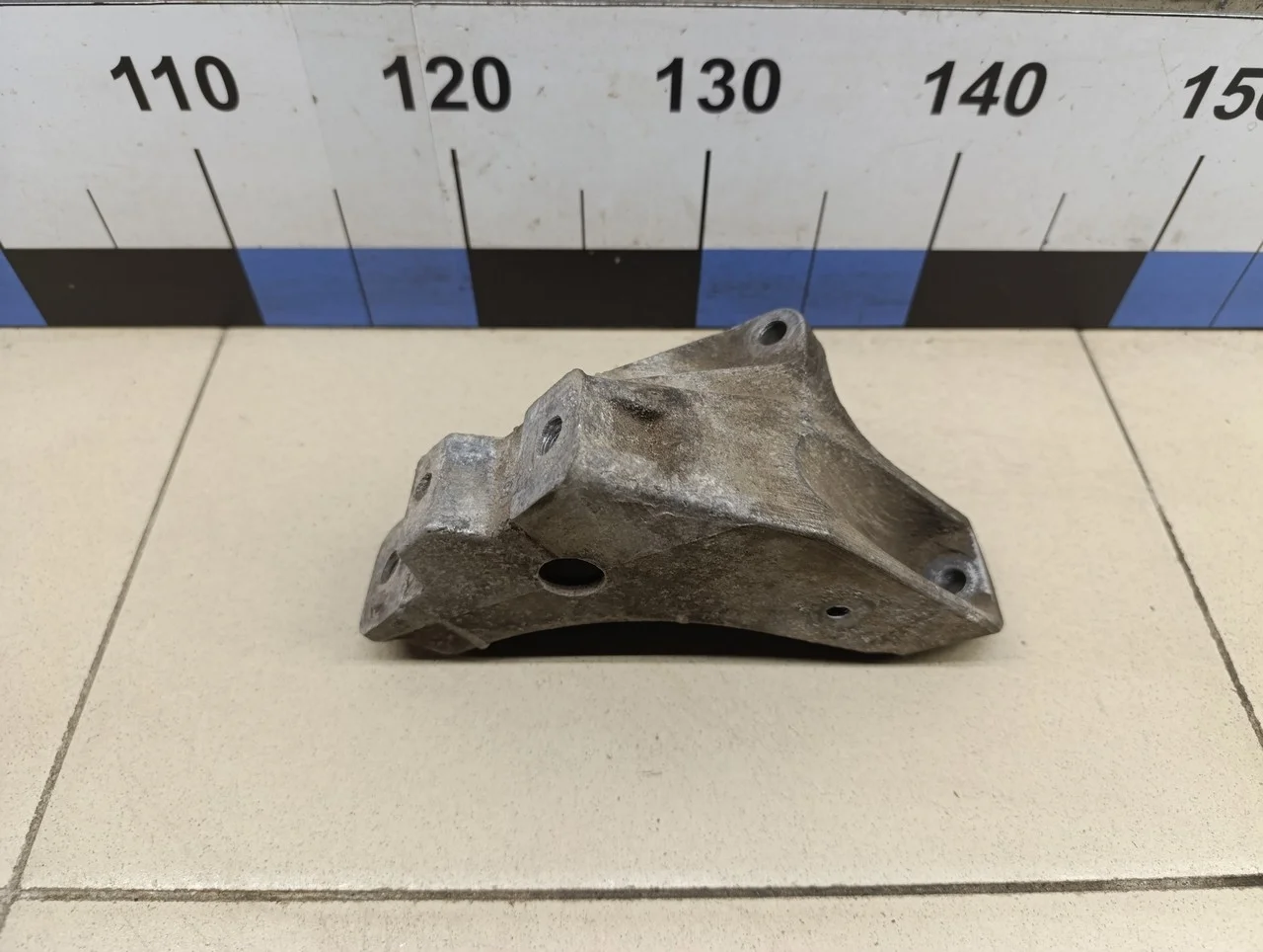 Кронштейн КПП левый A3 (8L1) 1996-2003