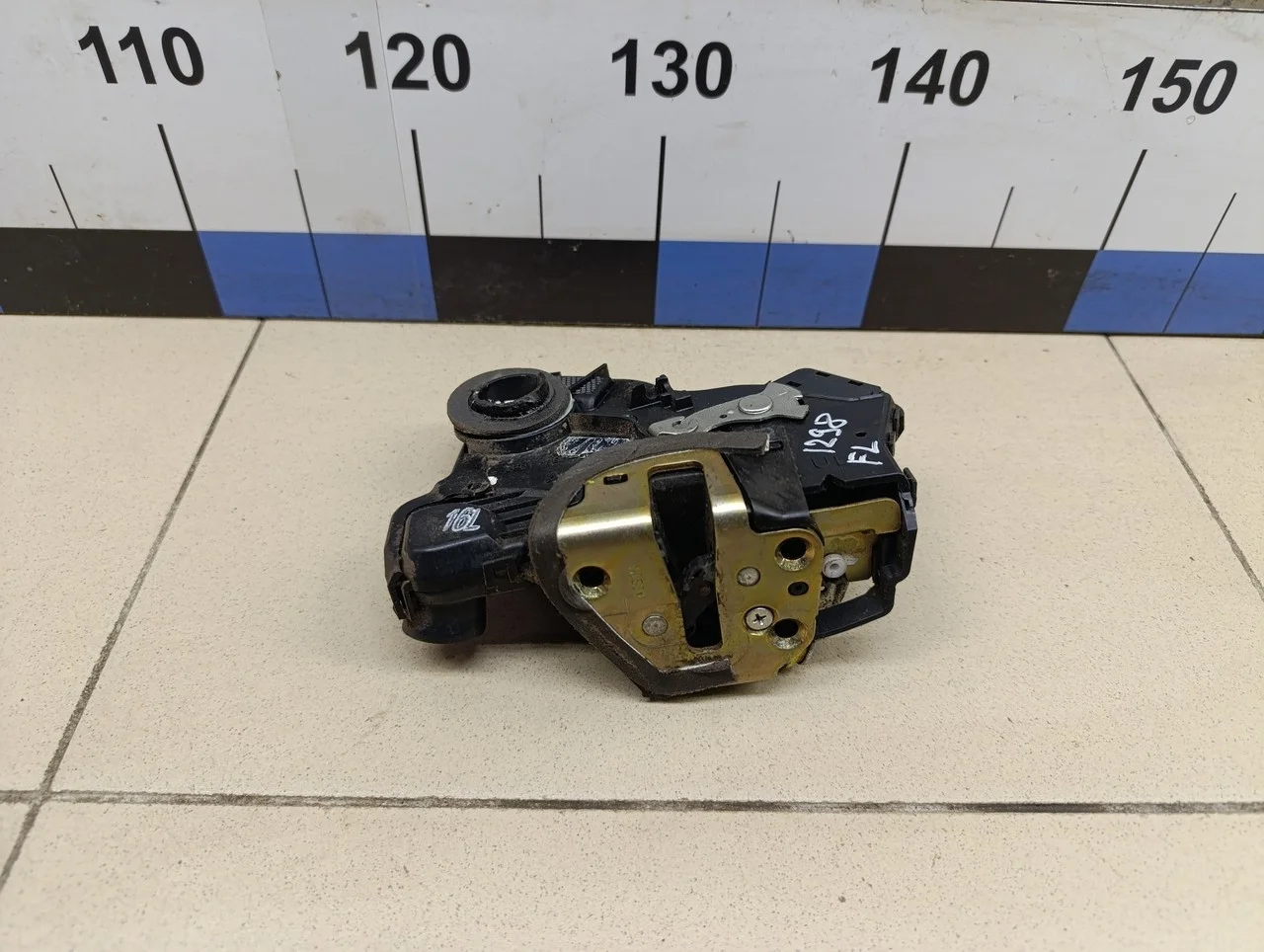 Замок двери передней левой Avensis II 2003-2008