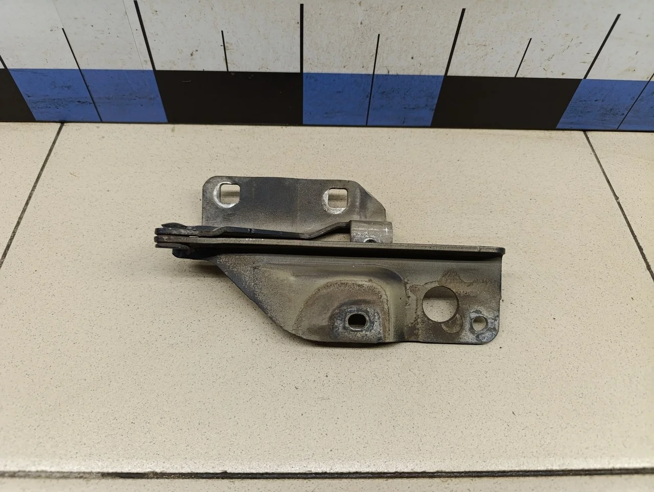 Петля капота левая Almera N16 2000-2006