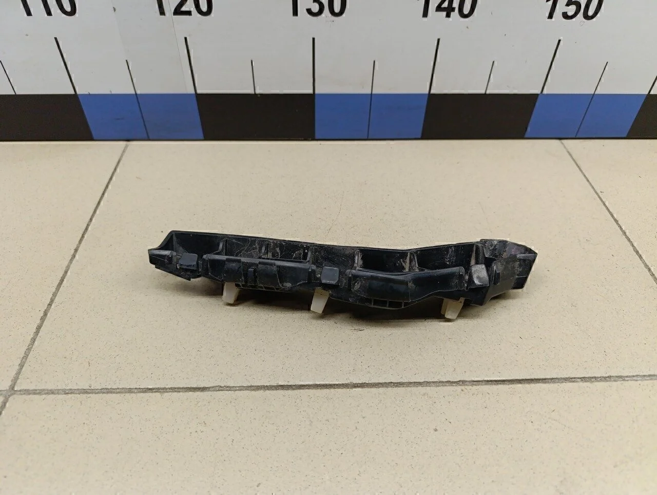 Направляющая переднего бампера правая Matrix 2001-2010