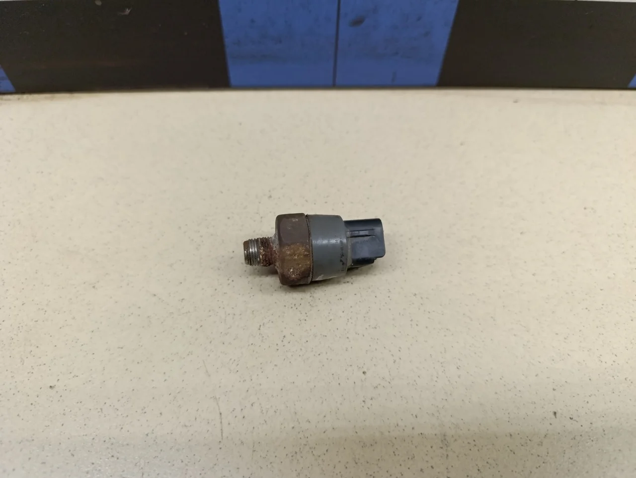 Датчик давления масла Avensis II 2003-2008