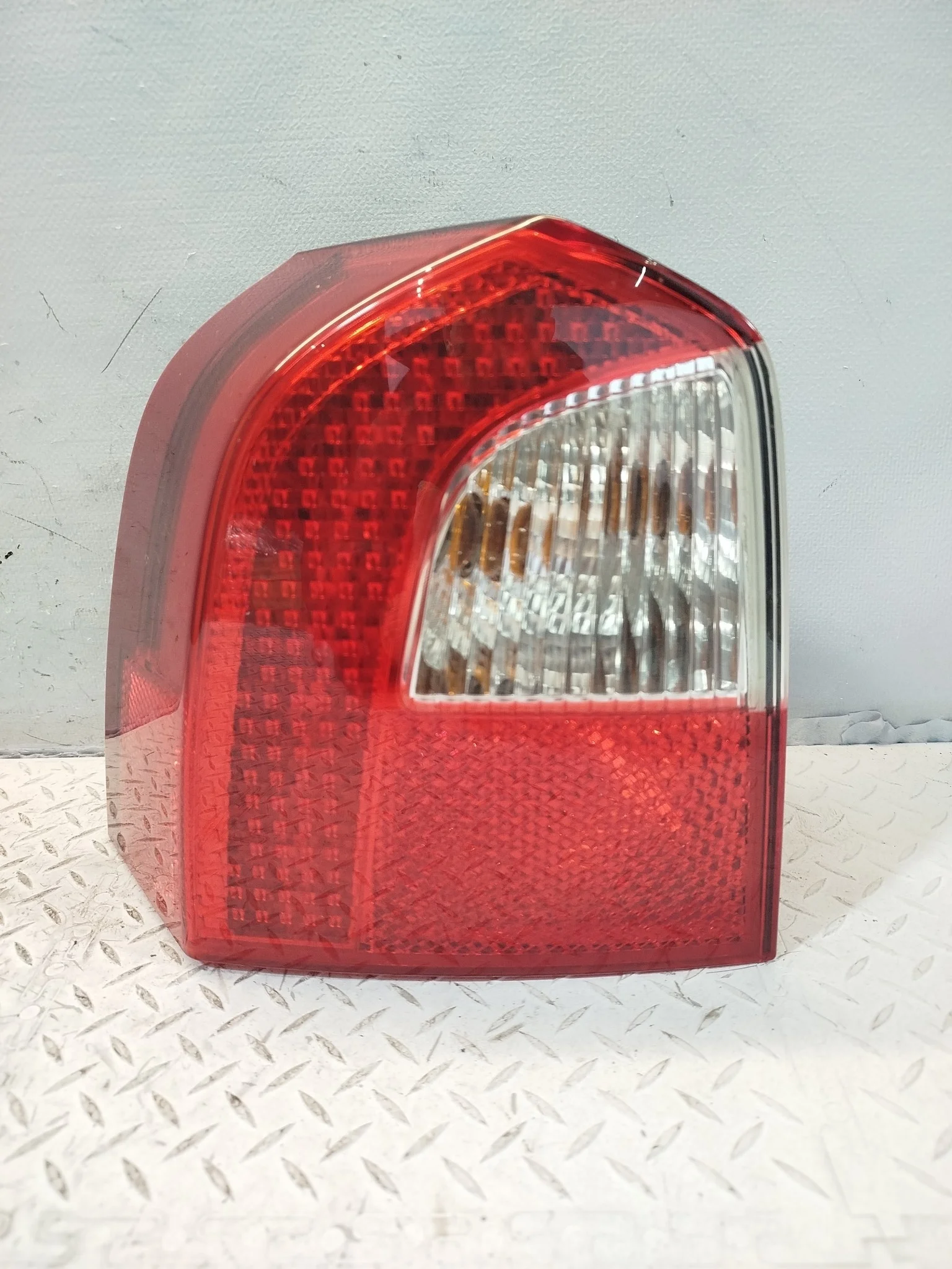 ФОНАРЬ VOLVO ЛЕВЫЙ 30698983  XA7504