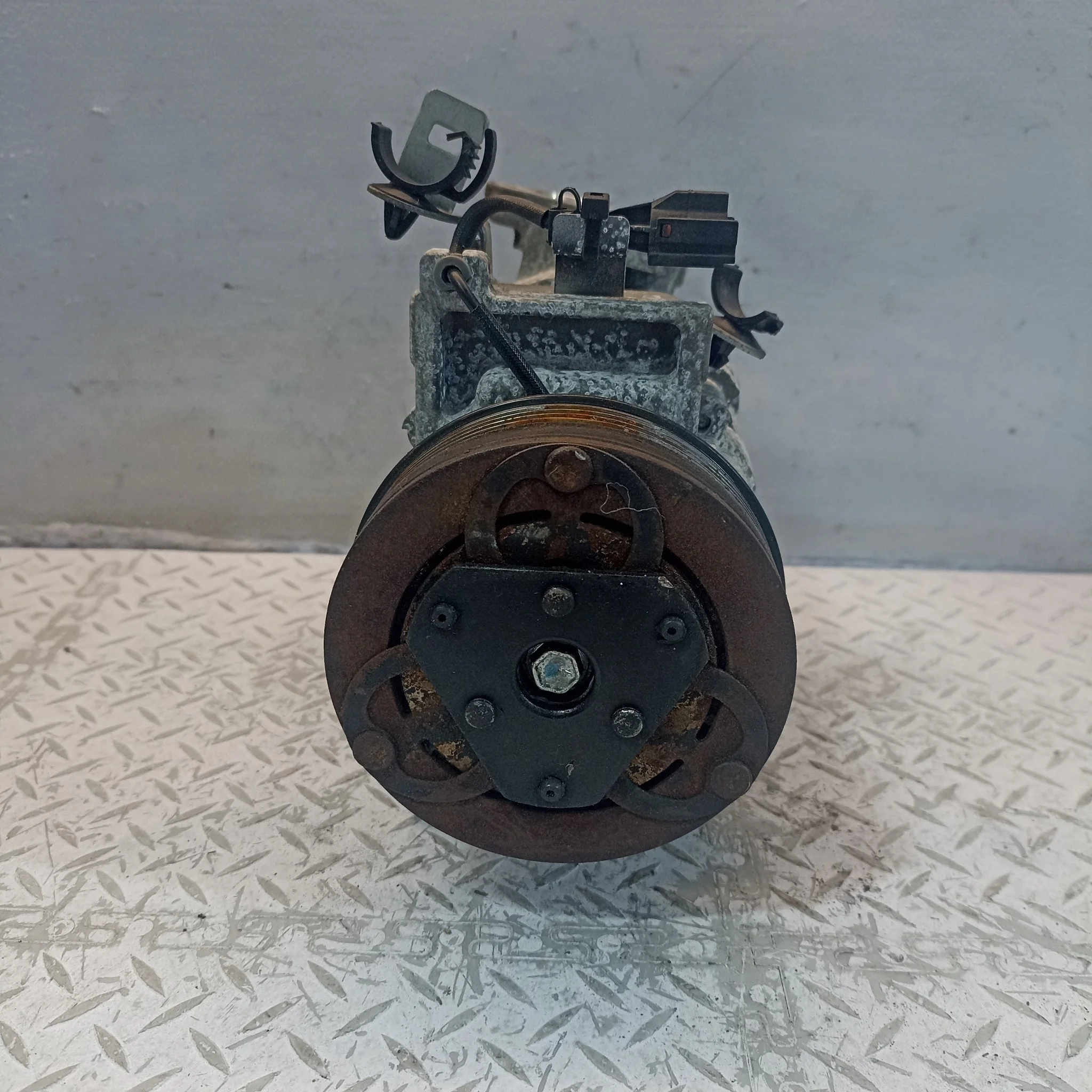 КОМПРЕССОР КОНДИЦИОНЕРА SUBARU 73111FG000  D3037