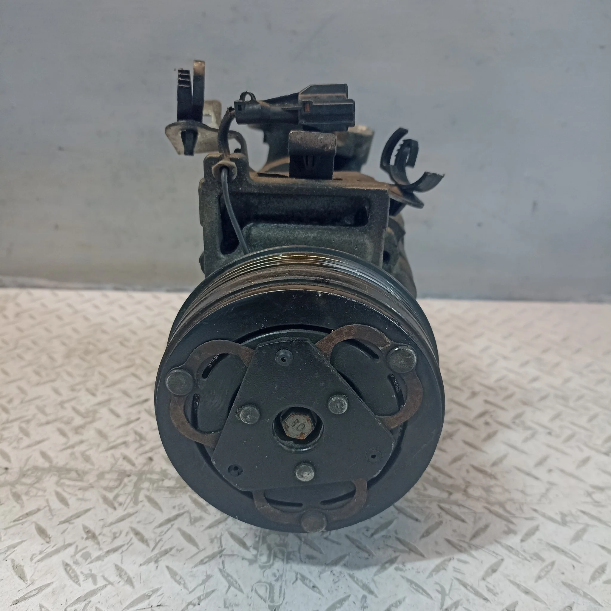 КОМПРЕССОР КОНДИЦИОНЕРА SUBARU 73111FG000  D3040