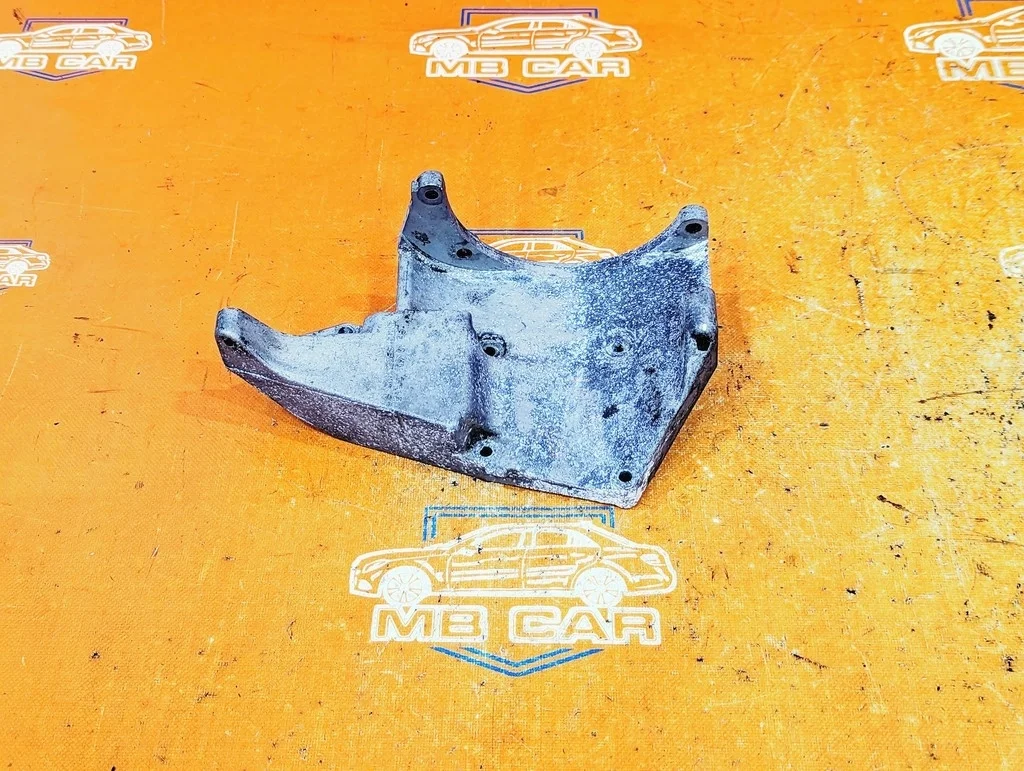 Кронштейн генератора Mercedes-Benz