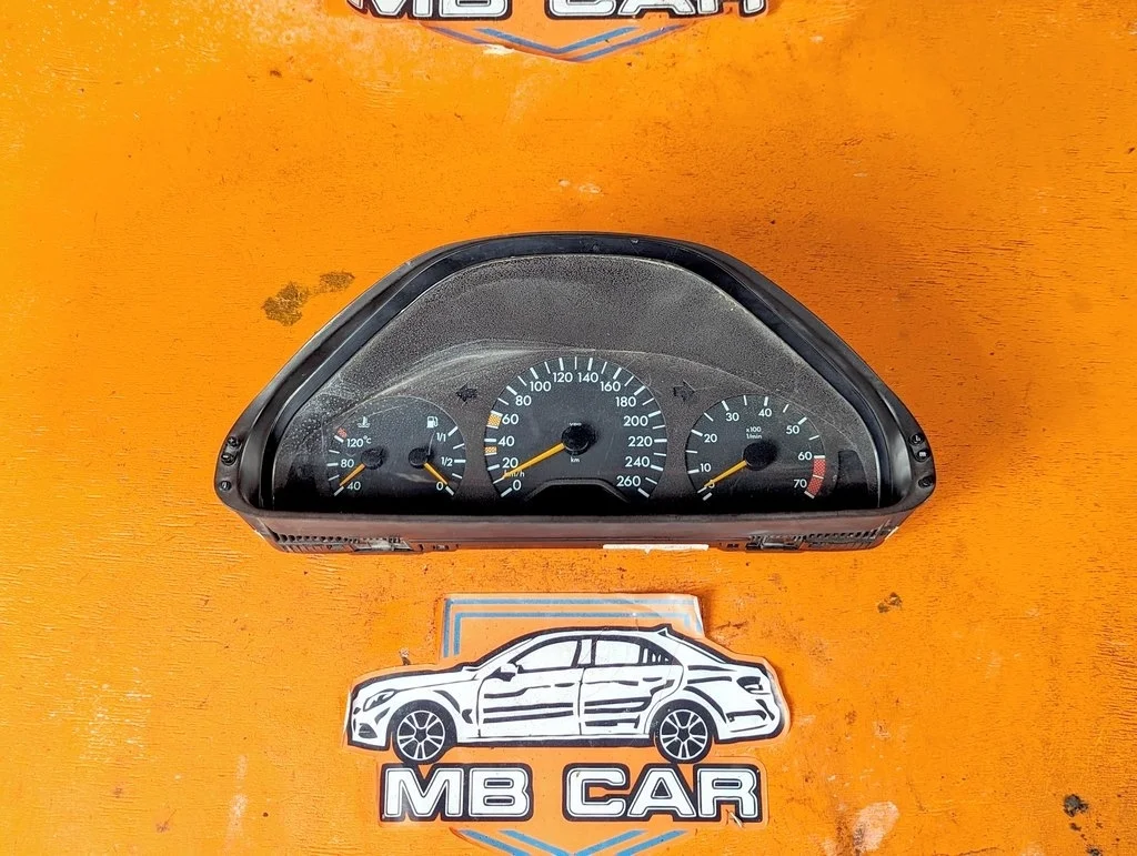 Щиток приборов Mercedes-Benz