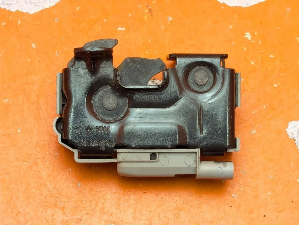 Замок капота Mercedes-Benz