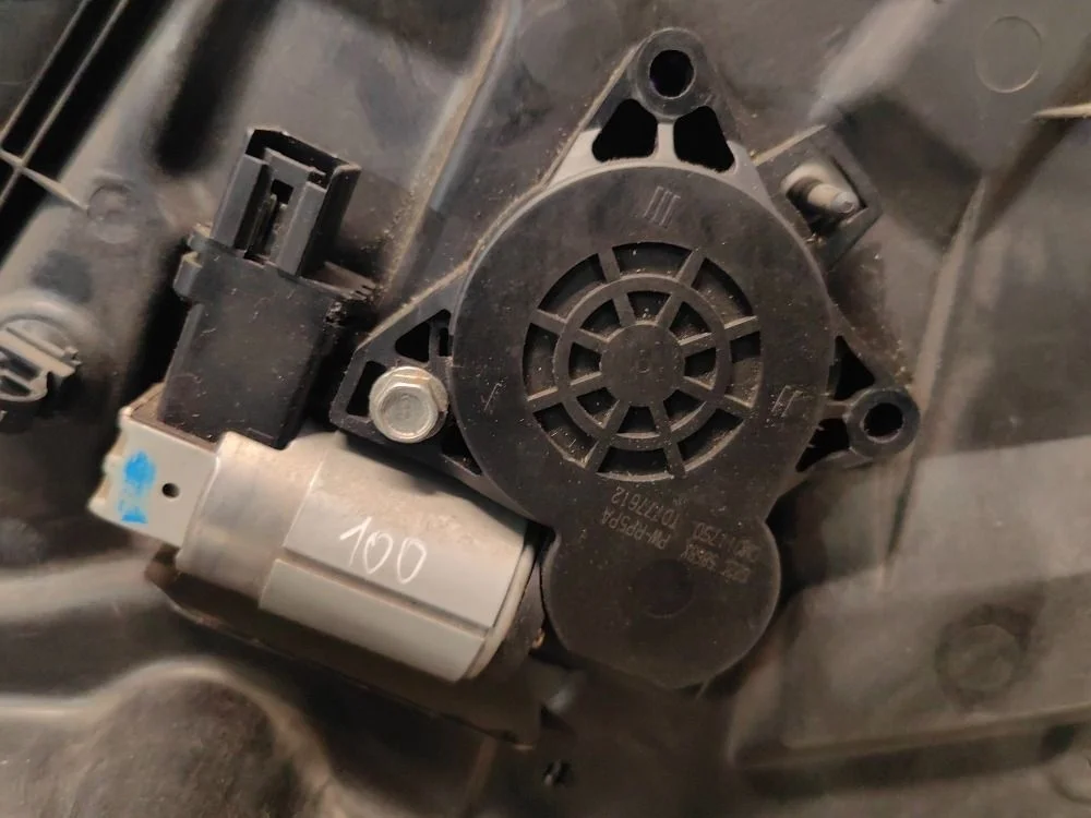 Моторчик стеклоподъемника п. п. Mazda CX-7