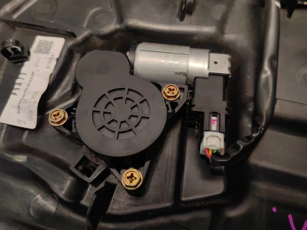 Моторчик стеклоподъемника з. л. Mazda 3 BK