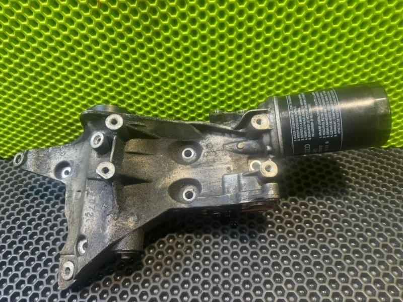 Кронштейн масляного фильтра VW Passat 2012