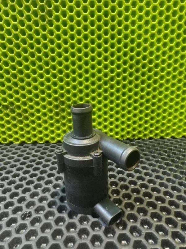 Насос водяной дополнительный VW Passat 2012