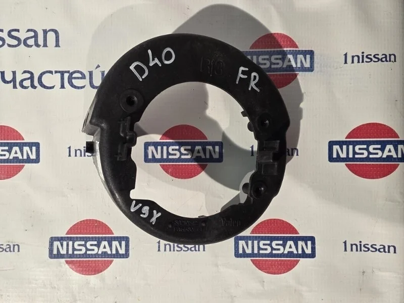 Кронштейн крепления фары Nissan Navara 2014 26150EA500 D40 V9X, передний правый