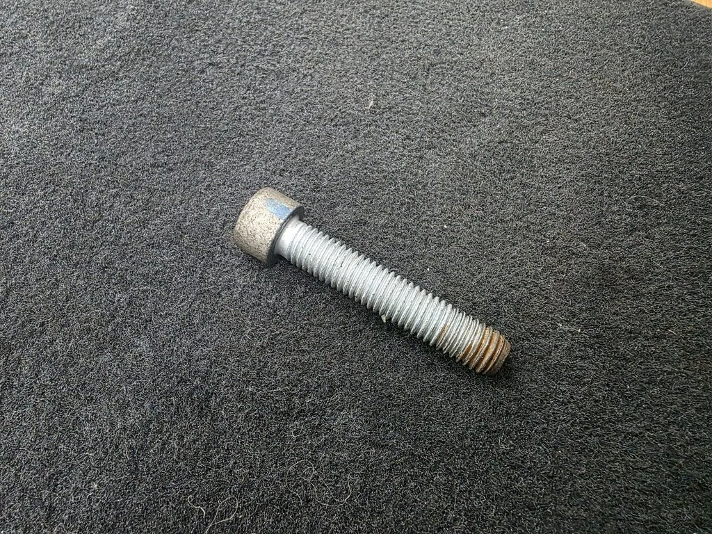 болт Audi Q7 2005-2015 - -