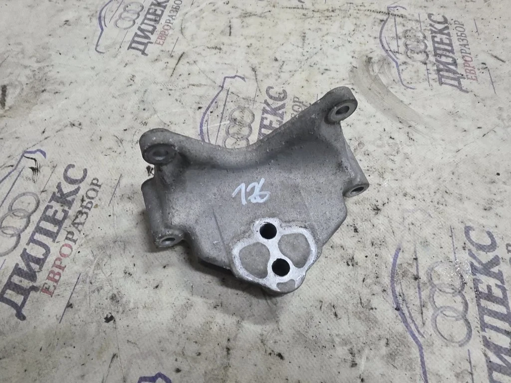 кронштейн (сопут. товар) Audi Q7 2005-2015 - -