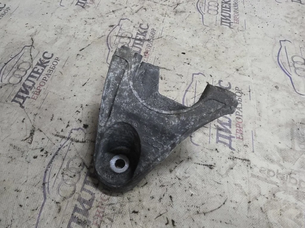 кронштейн опоры двигателя Audi Q7 2005-2015 L -