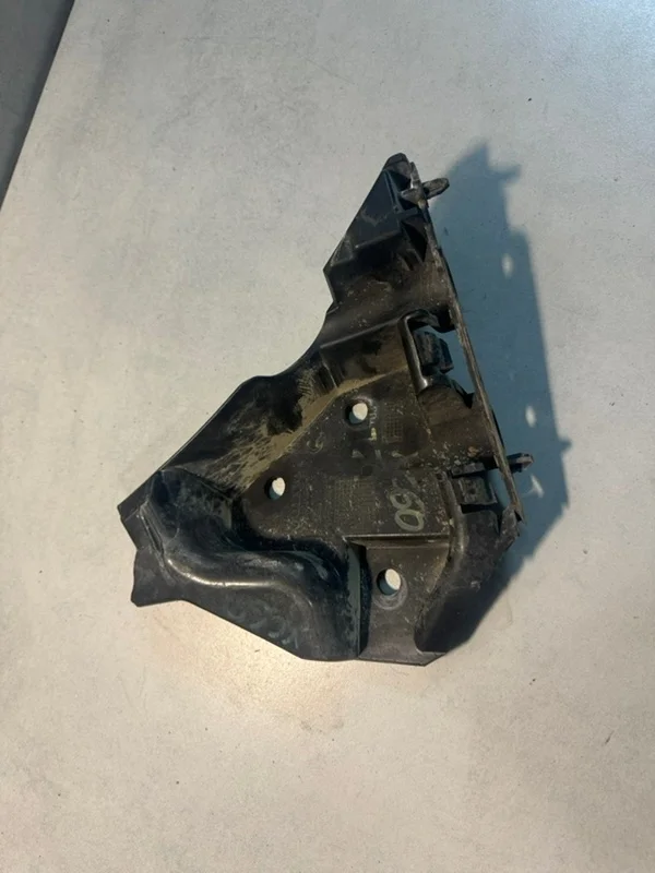 Кронштейн переднего бампера Volvo XC60 2012 30764619 1 D5244T17, правый